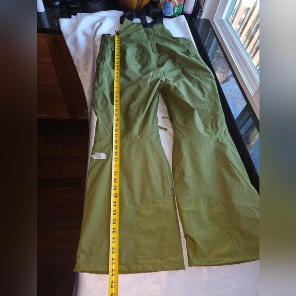 The North Face Women's Freedom Insulated Bib Pants in Forest Olive Sz XL - Picture 8 of 16